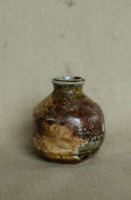 Load image into Gallery viewer, Soda fired artist residency bud vase