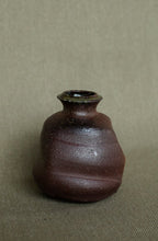 Load image into Gallery viewer, wheel throwing wild clay bud vase